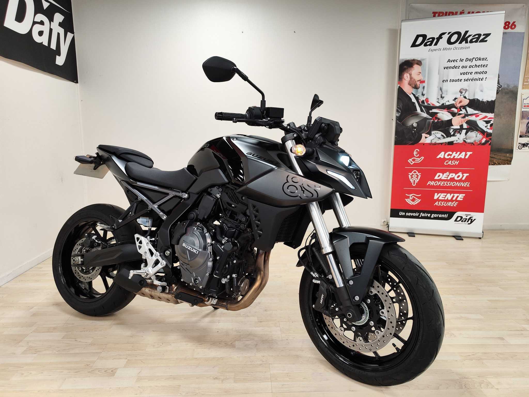 Suzuki GSX 800 8S 2023 HD vue 3/4 droite