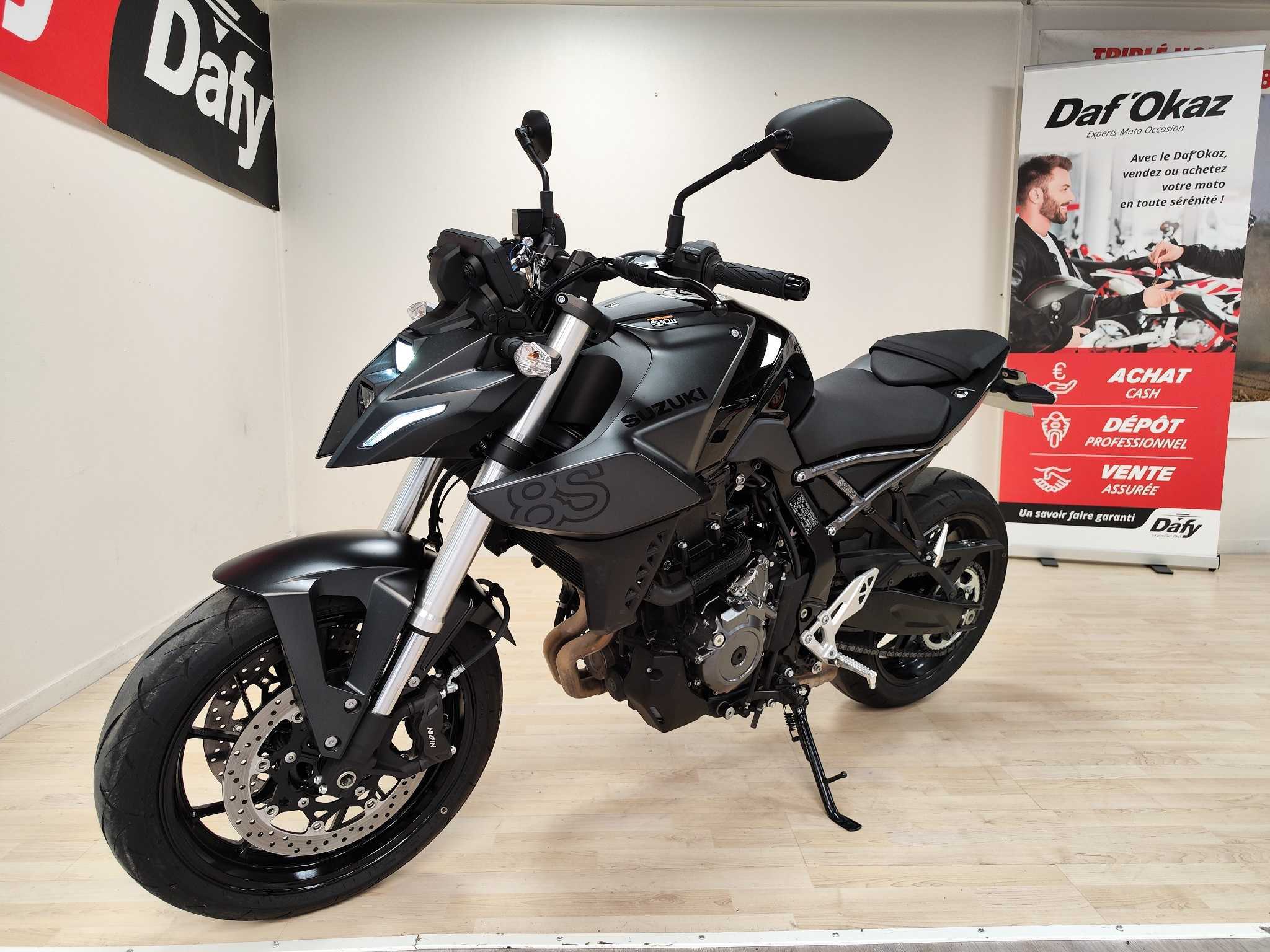 Suzuki GSX 800 8S 2023 HD vue avant