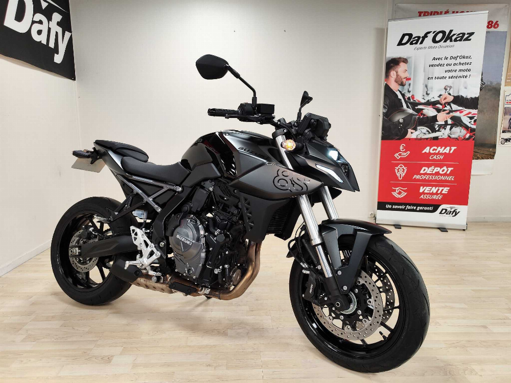 Suzuki GSX 800 8S 2023 vue 3/4 droite