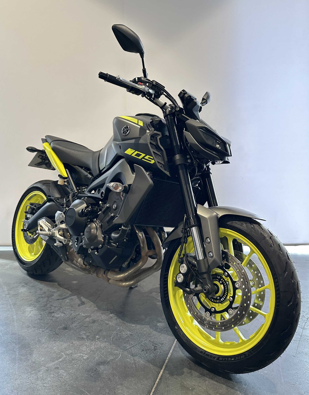 Yamaha MT-09 850 ABS 2018 vue 3/4 droite
