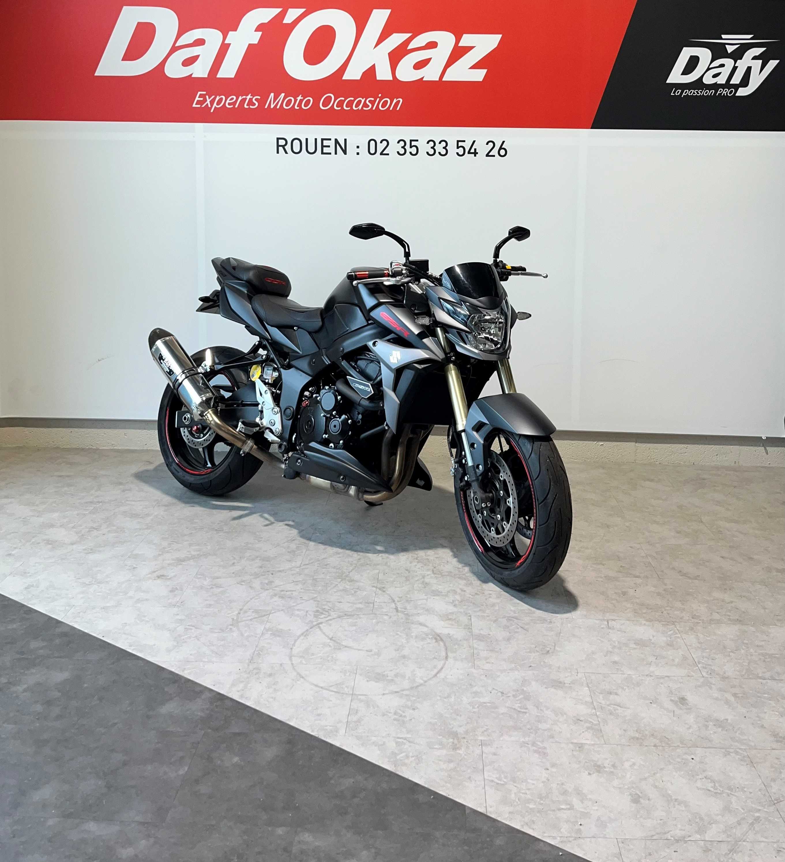 Suzuki GSR 750 2013 HD vue 3/4 droite