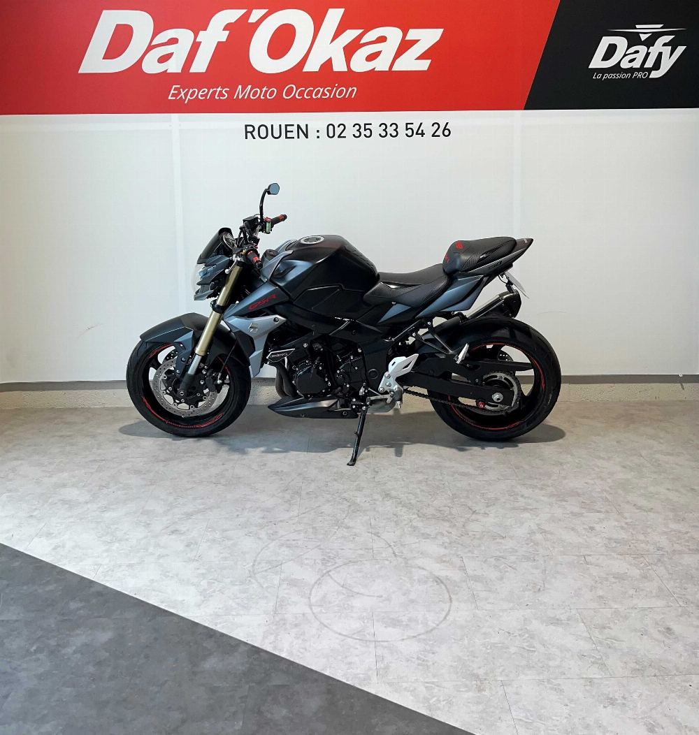 Suzuki GSR 750 2013 vue gauche