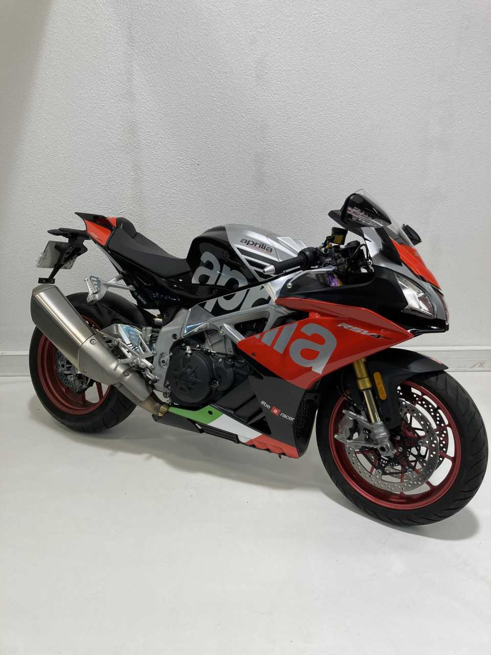 Aprilia RSV4 RF 1000 2018 HD vue 3/4 droite