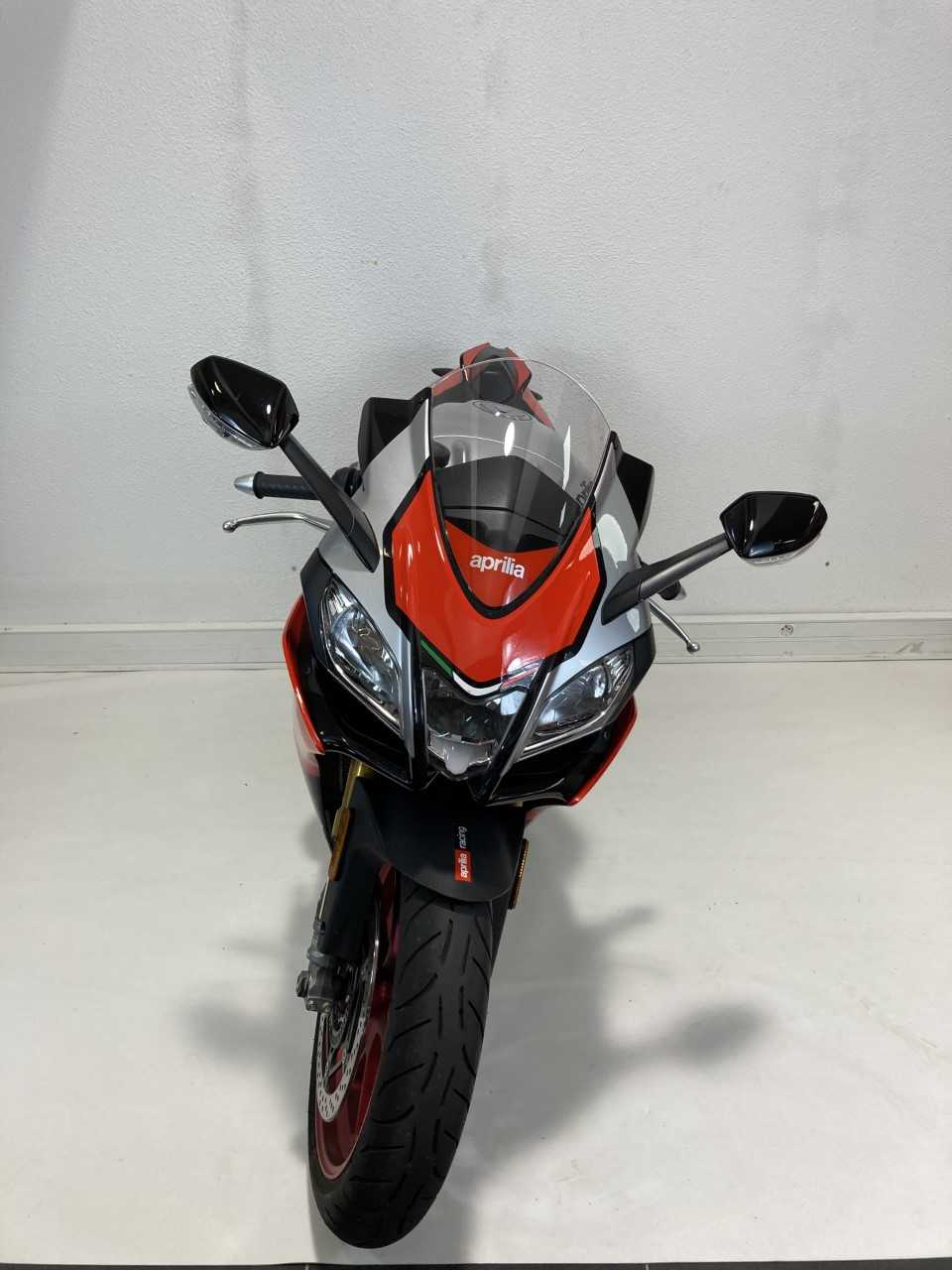 Aprilia RSV4 RF 1000 2018 HD vue avant