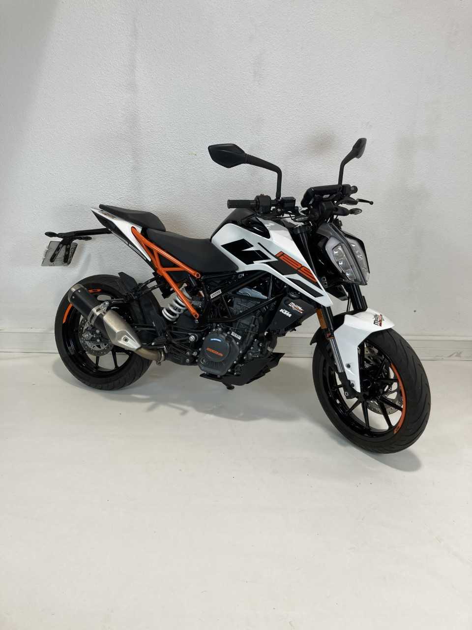 KTM 125 Duke 2018 HD vue 3/4 droite