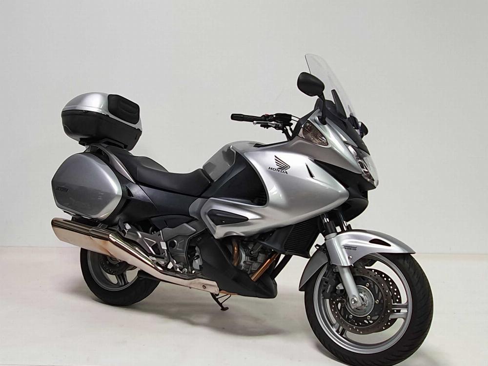 Honda NT 700 V Deauville ABS 2015 vue 3/4 droite