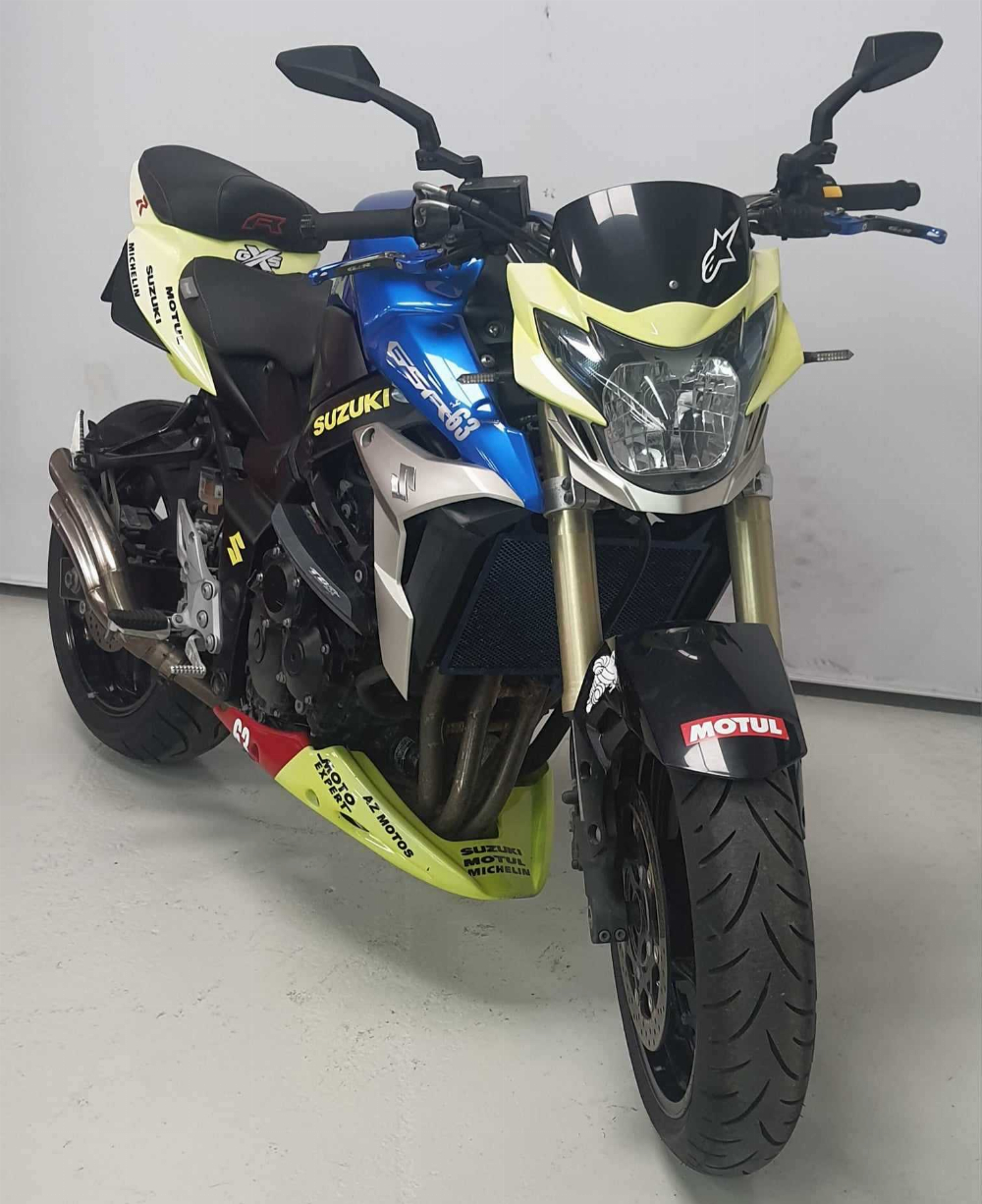 Suzuki GSR 750 2012 vue 3/4 droite