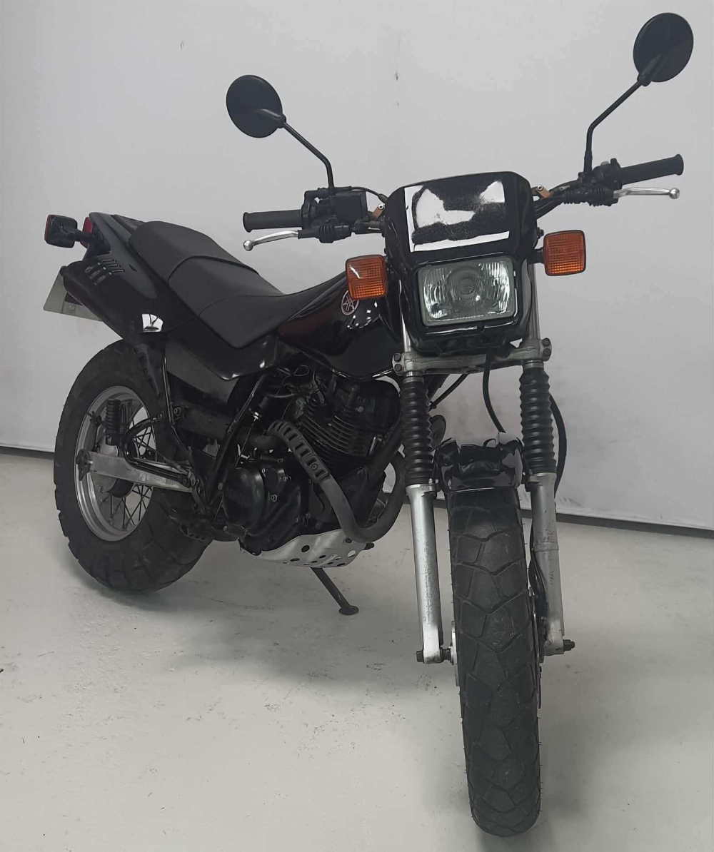 Yamaha TW 125 2000 vue 3/4 droite