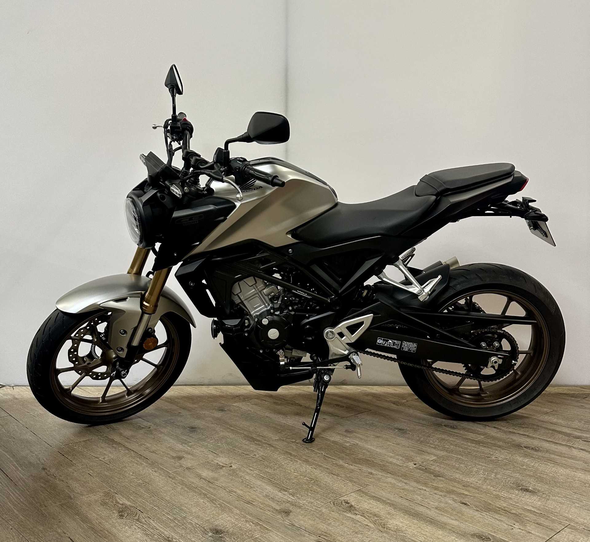 Honda CB 125 R 2024 HD vue gauche