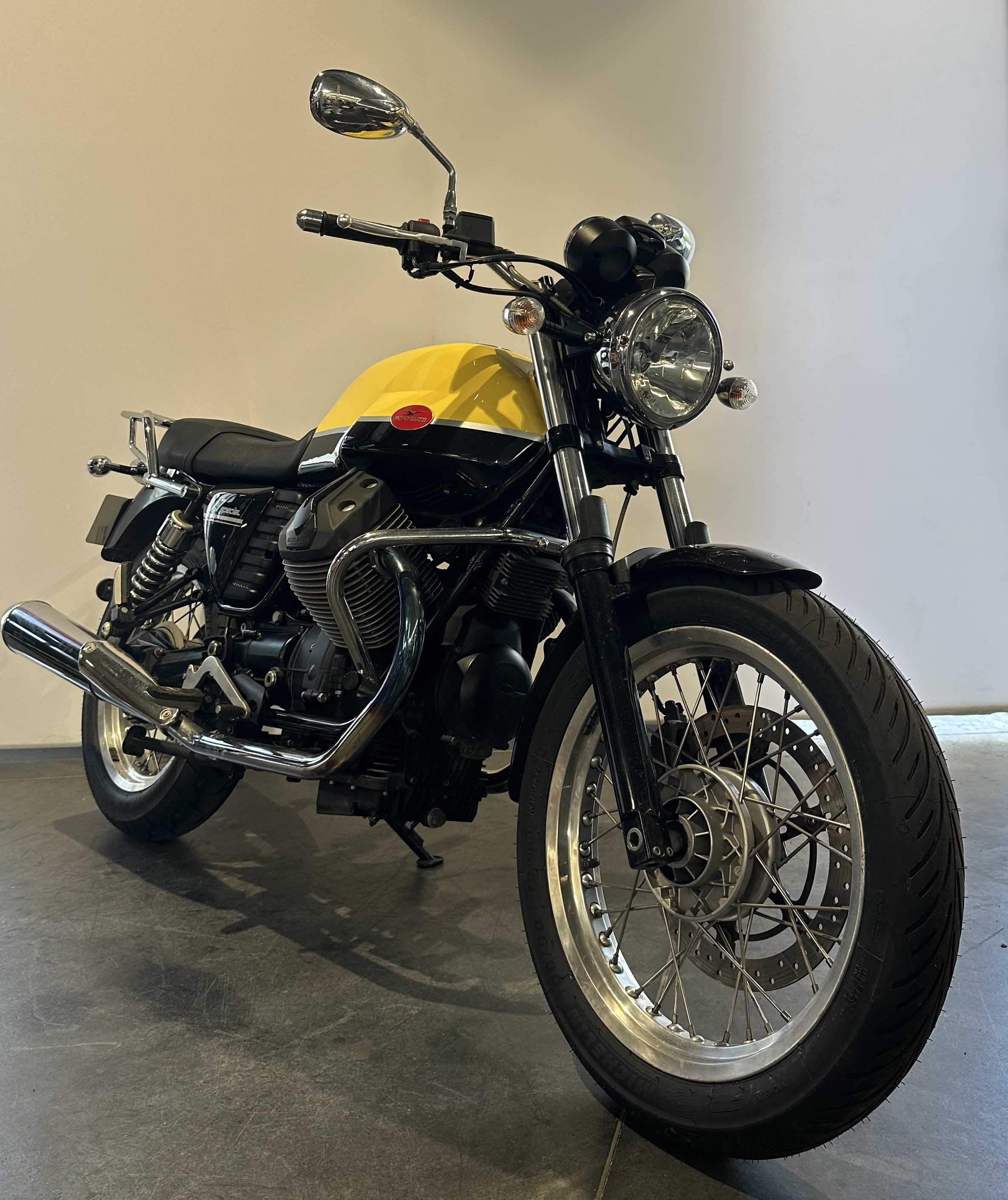 Moto Guzzi V7 SPECIAL 2012 HD vue 3/4 droite