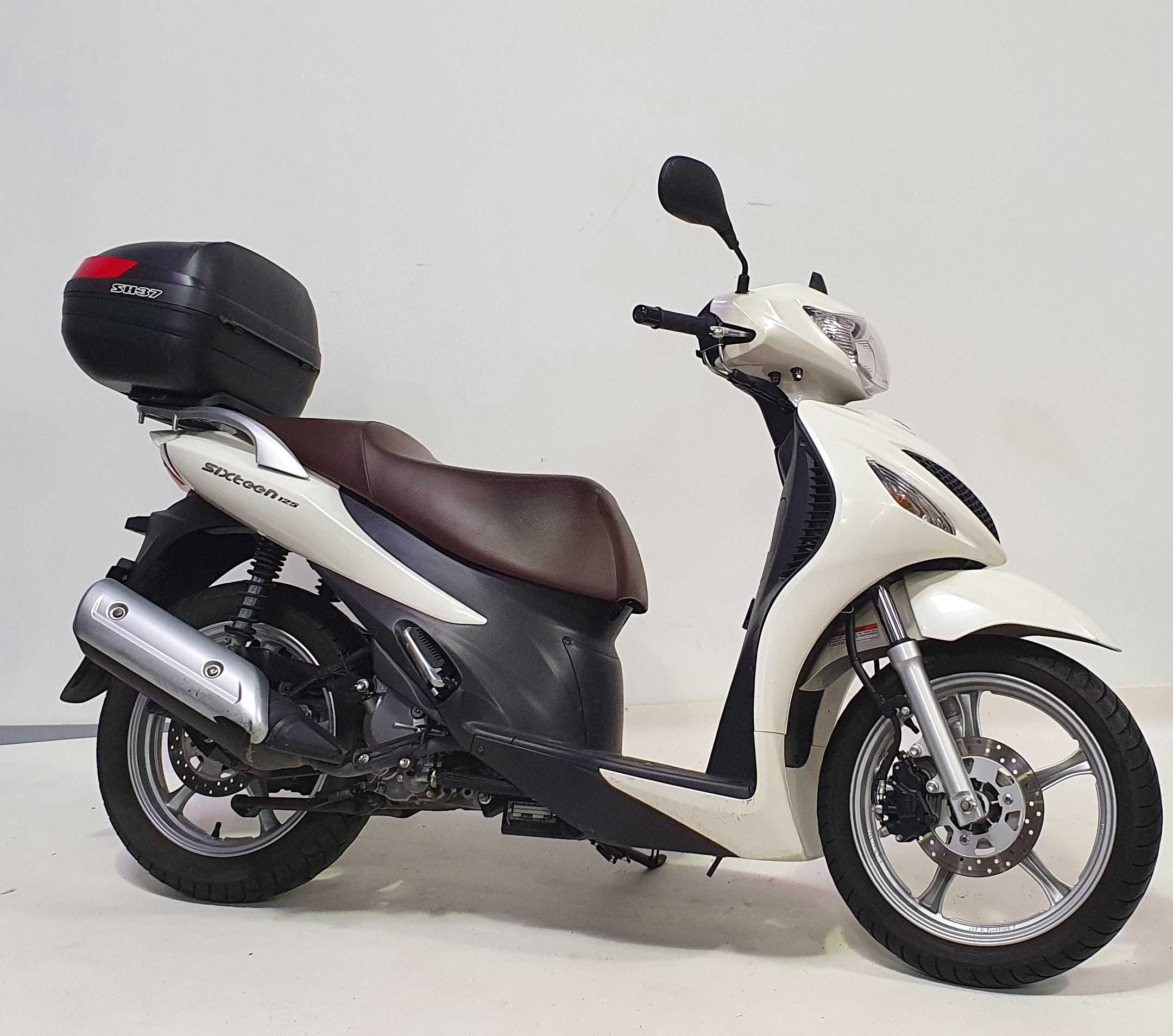 Suzuki UX 125 2009 HD vue 3/4 droite