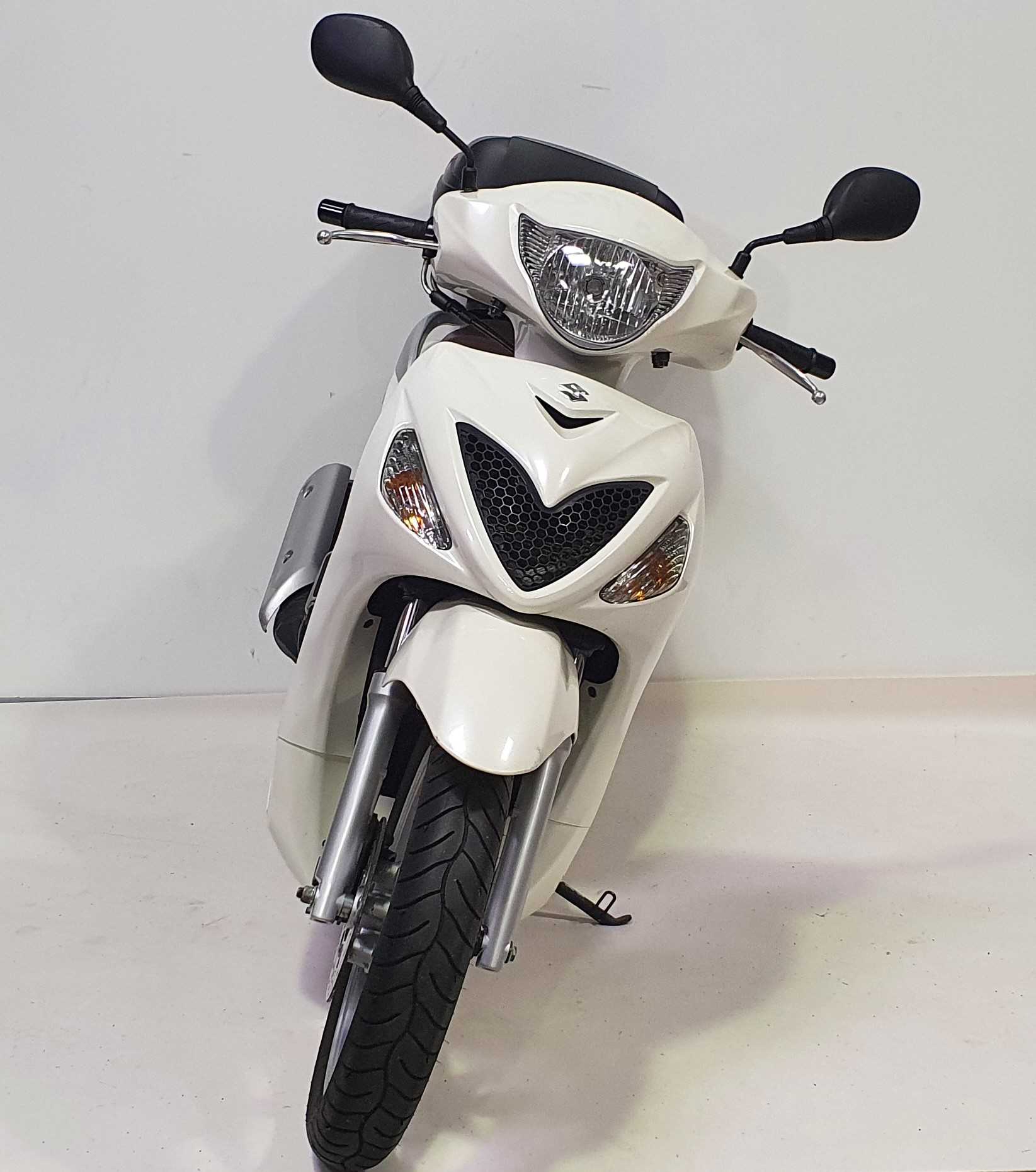 Suzuki UX 125 2009 HD vue avant