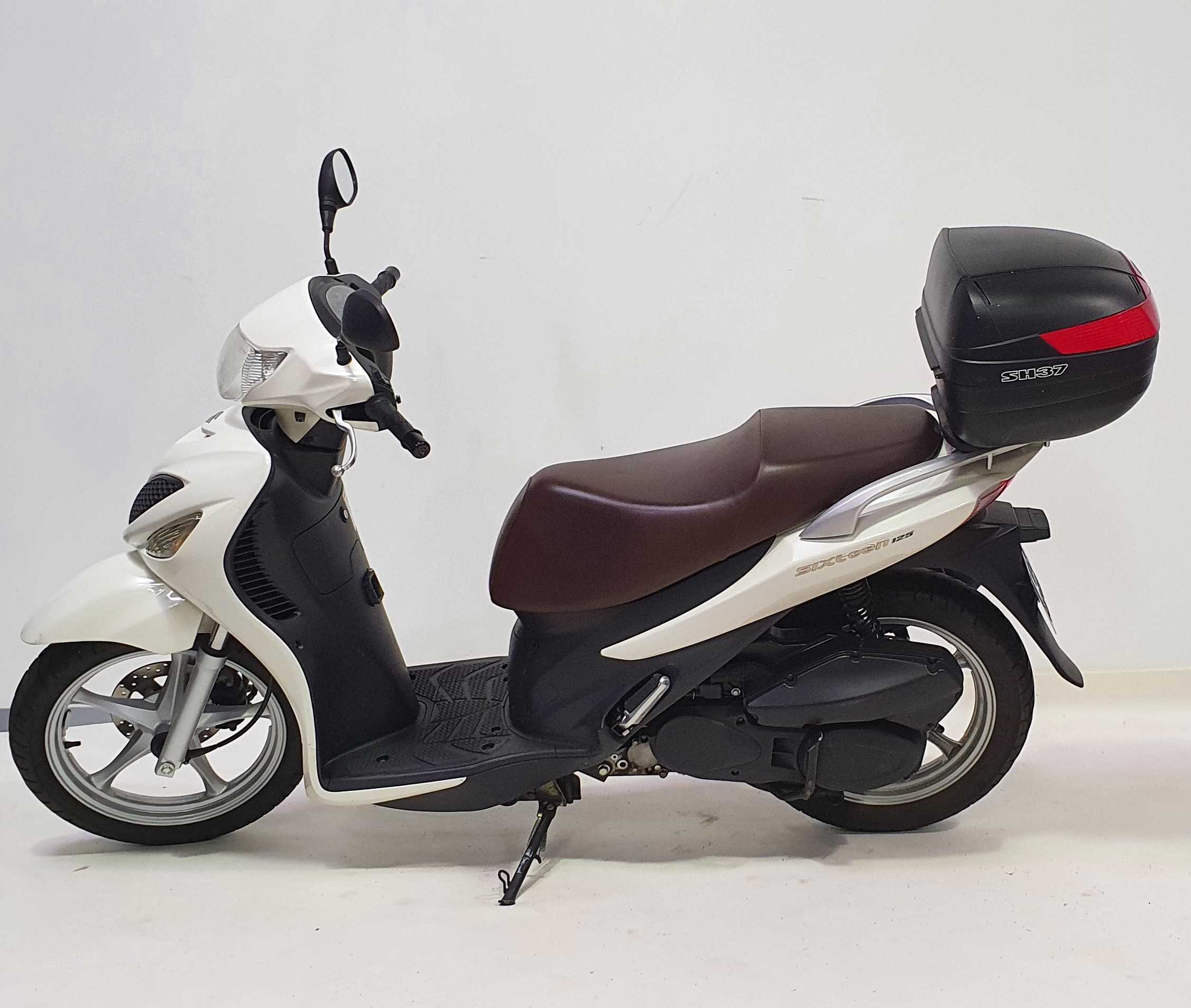 Suzuki UX 125 2009 HD vue gauche