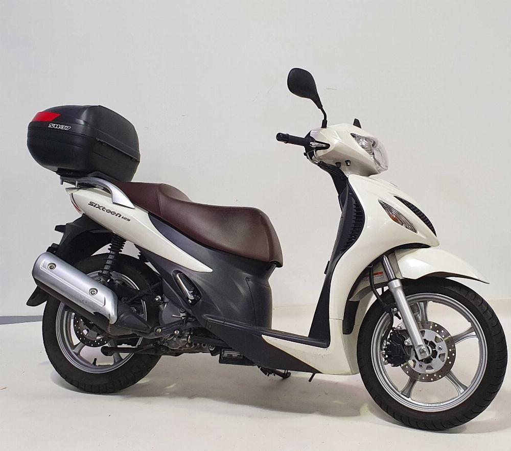 Suzuki UX 125 2009 vue 3/4 droite