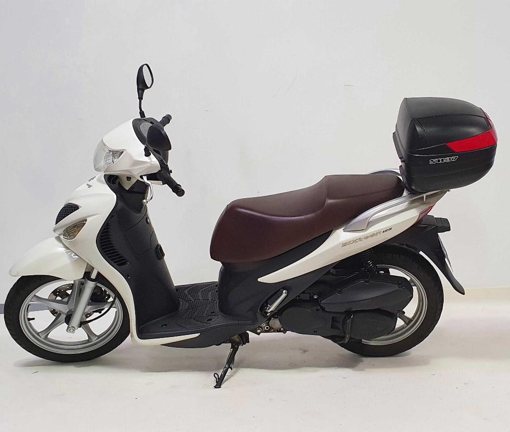 Suzuki UX 125 2009 vue gauche