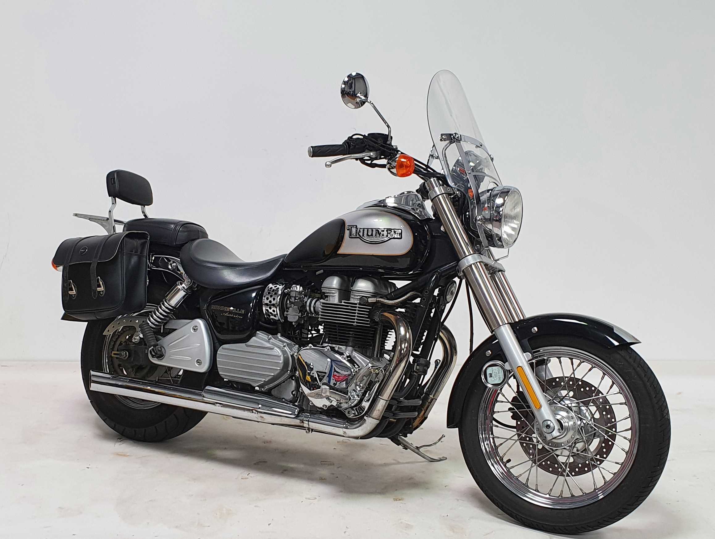 Triumph 800 Bonneville America 2004 HD vue 3/4 droite