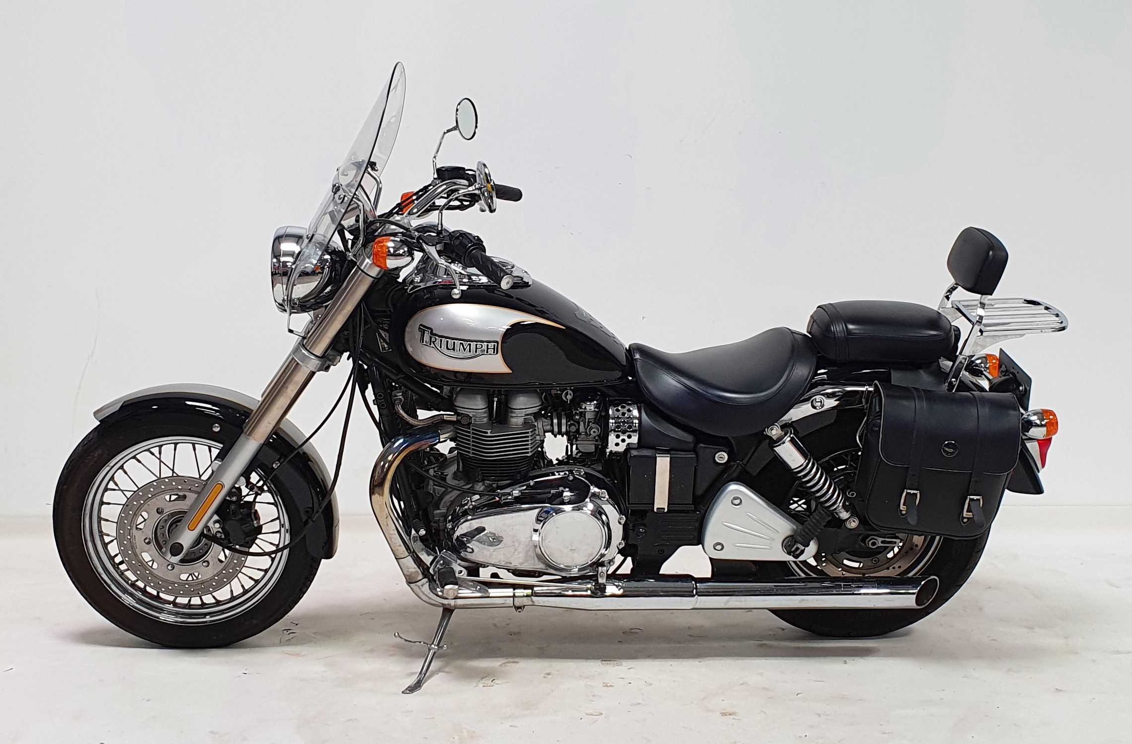 Triumph 800 Bonneville America 2004 HD vue gauche