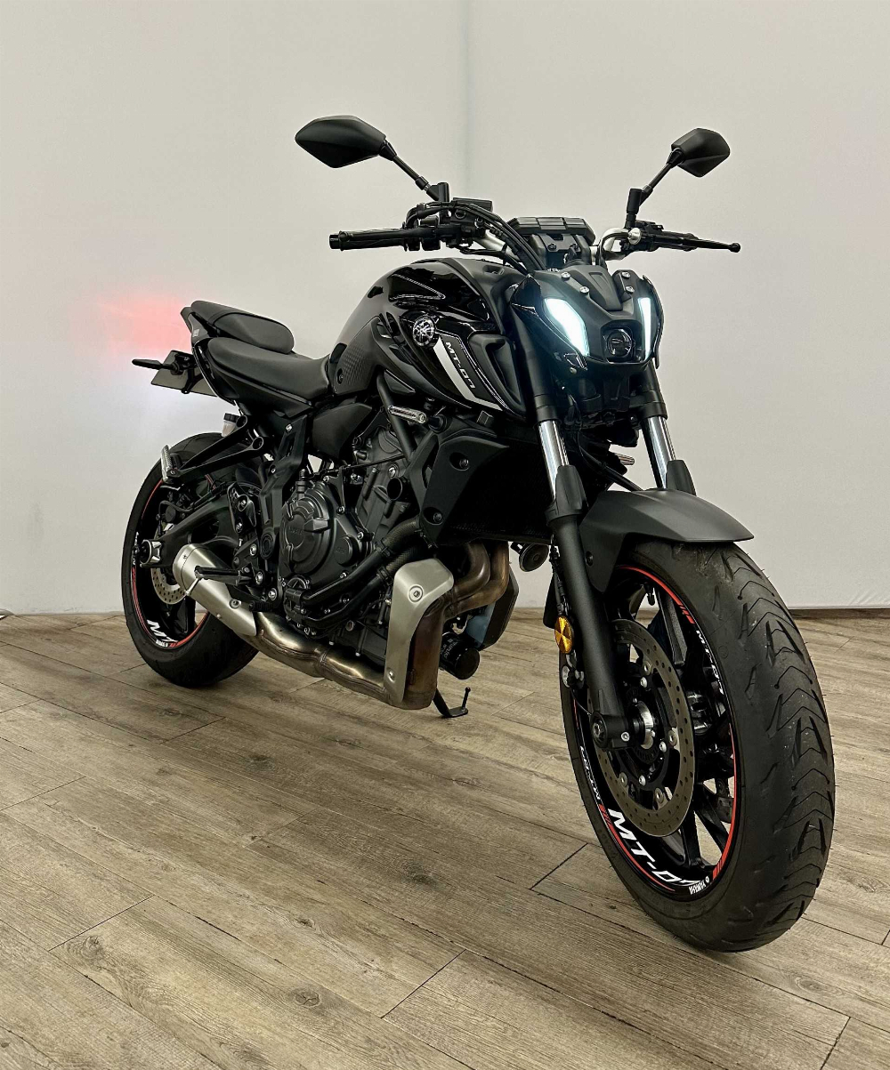 Yamaha MT-07 700 Pure 2023 vue 3/4 droite