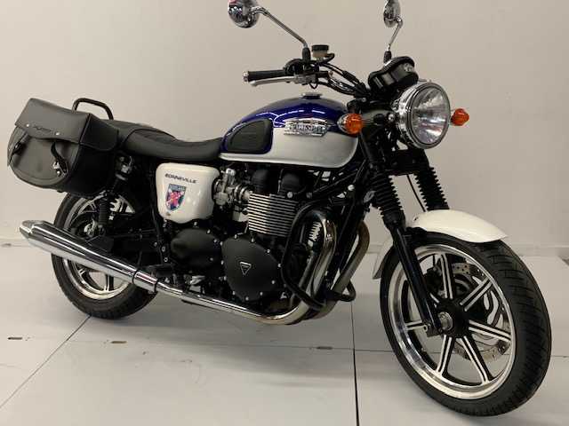 Triumph 865 Bonneville T100 Black 2014 vue 3/4 droite