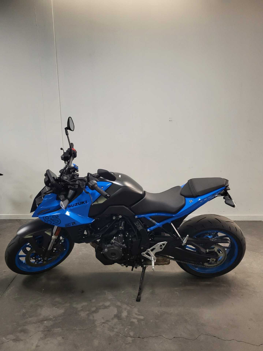 Suzuki GSX 800 8S 2023 vue gauche
