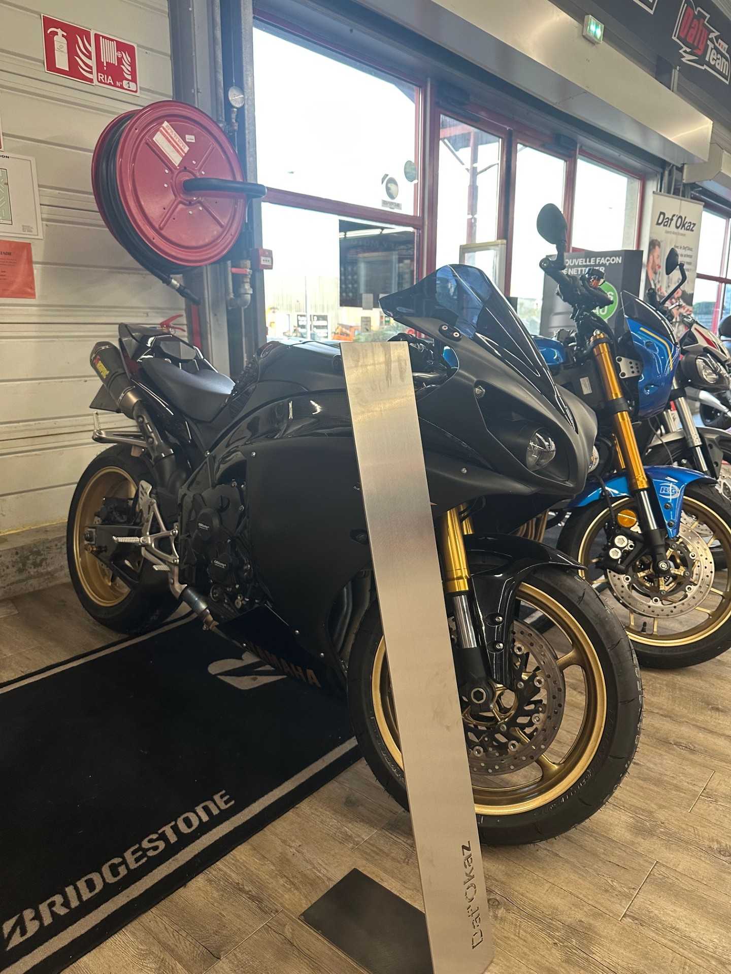 Yamaha YZF 1000 R1 2011 HD vue 3/4 droite
