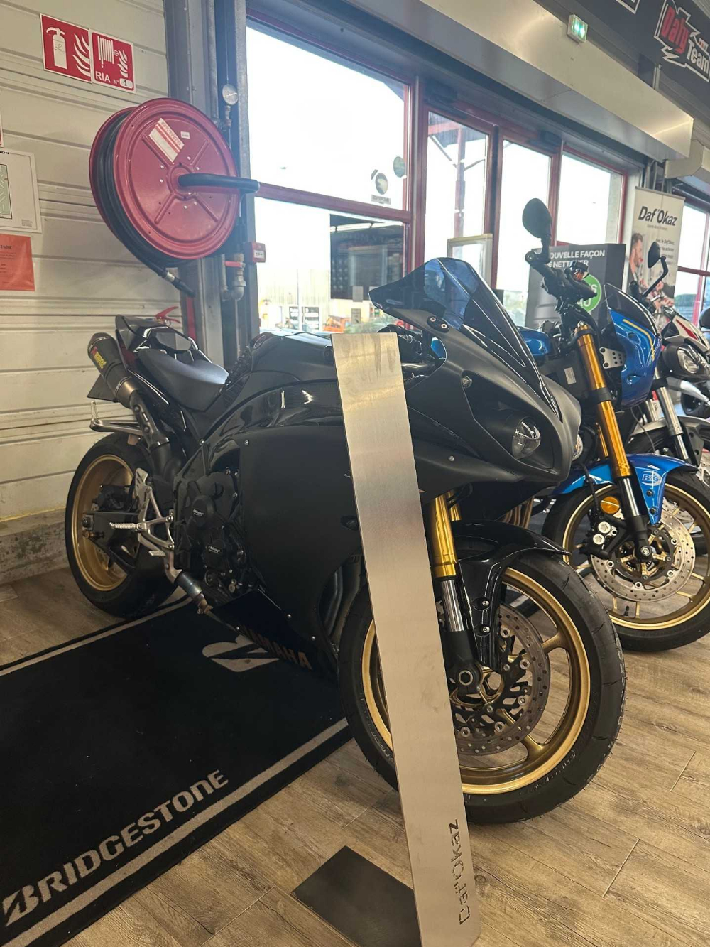 Yamaha YZF 1000 R1 2011 vue 3/4 droite