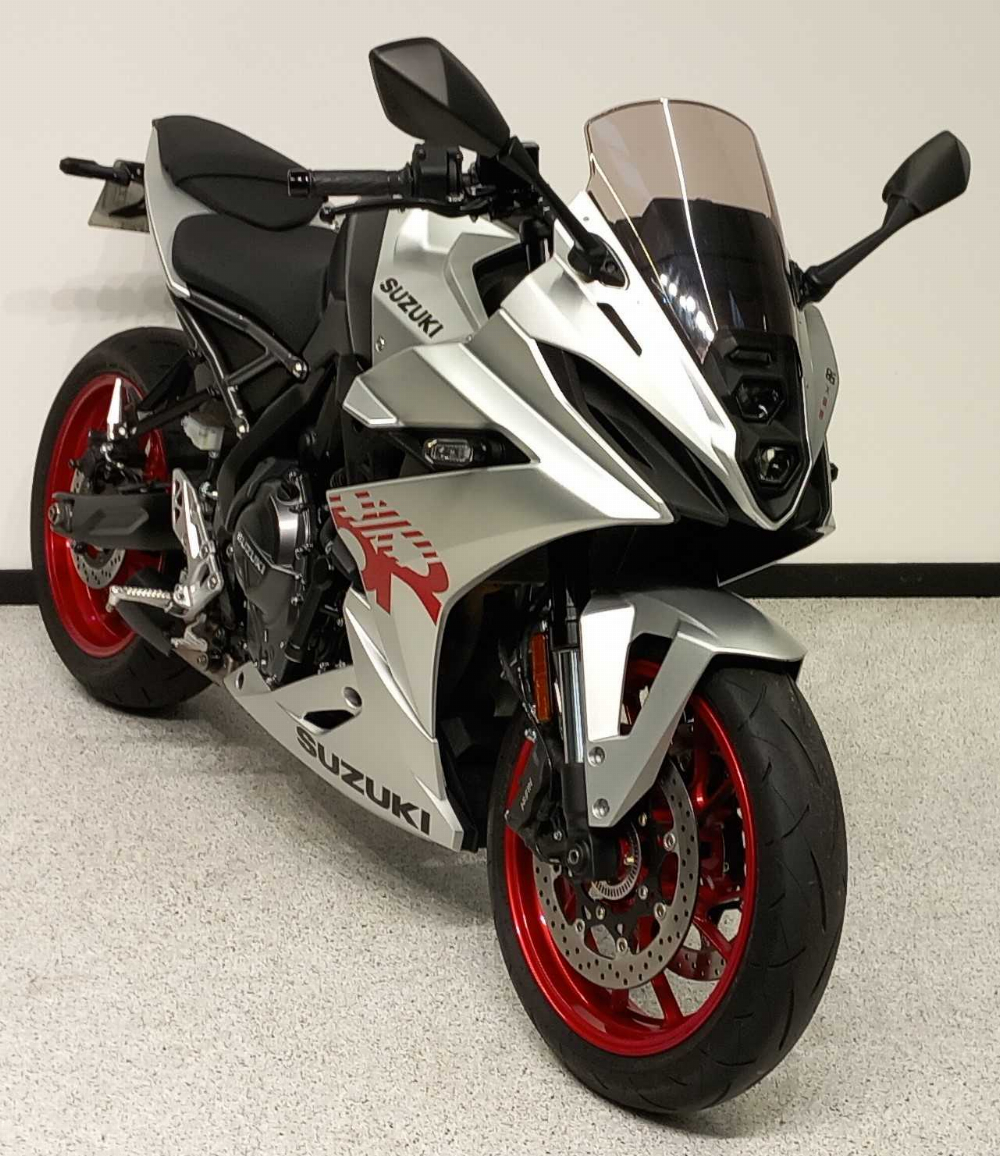 Suzuki GSX 800 8R 2024 vue 3/4 droite