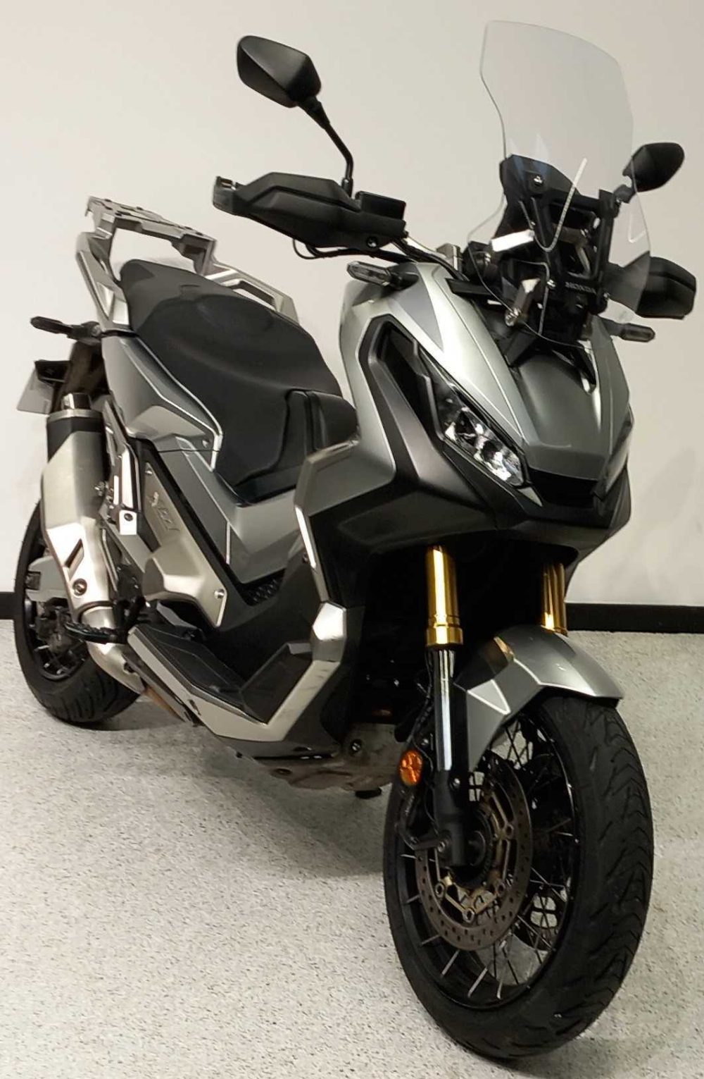 Honda X-ADV 750 2017 vue 3/4 droite