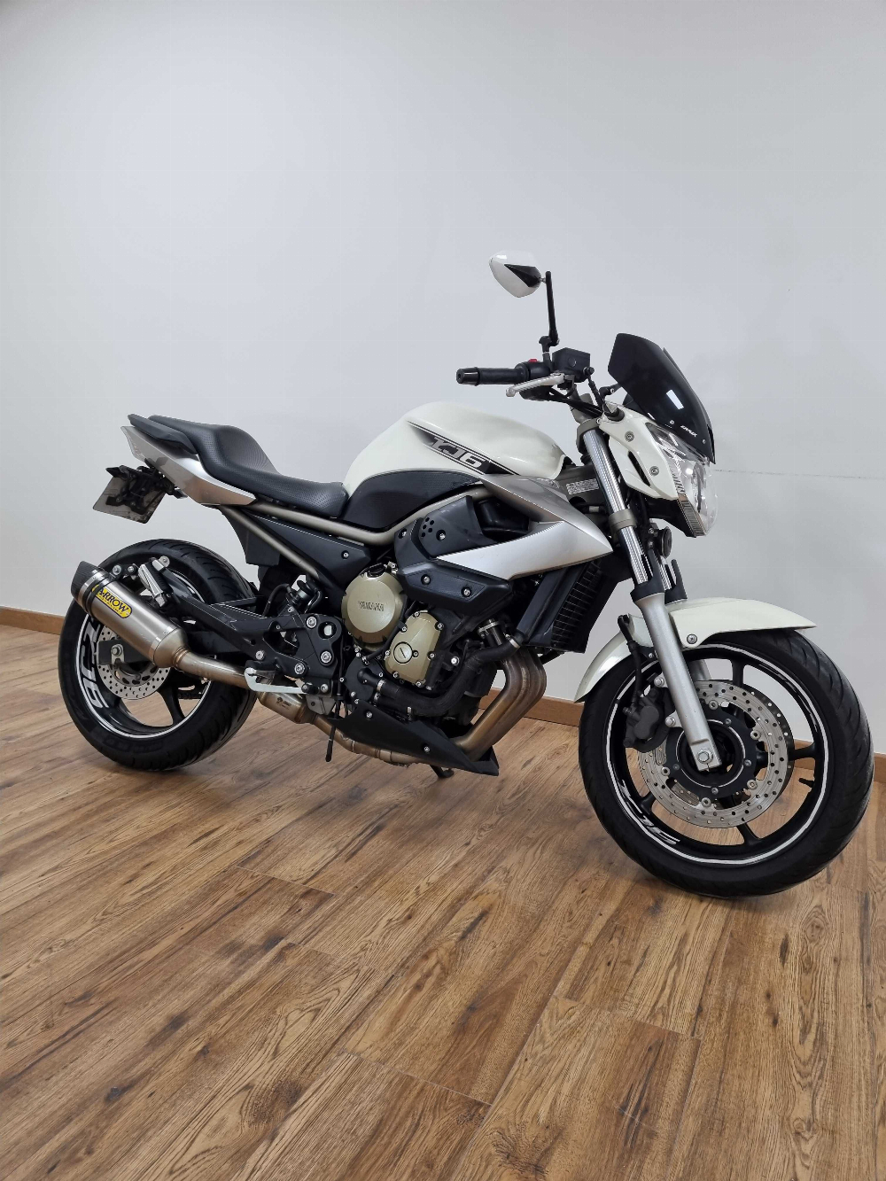 Yamaha XJ6 N 2010 vue 3/4 droite