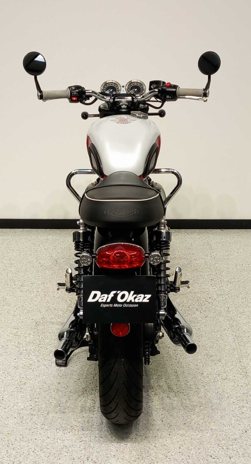 Triumph BONNEVILLE T 100 2020 vue arrière