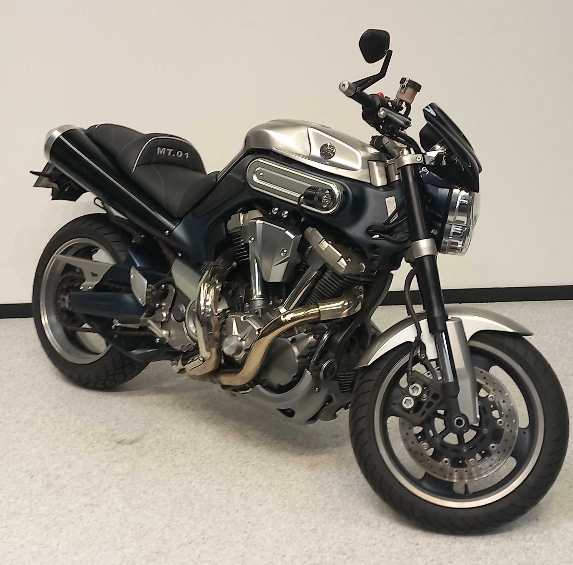 Yamaha MT-01 2005 HD vue 3/4 droite