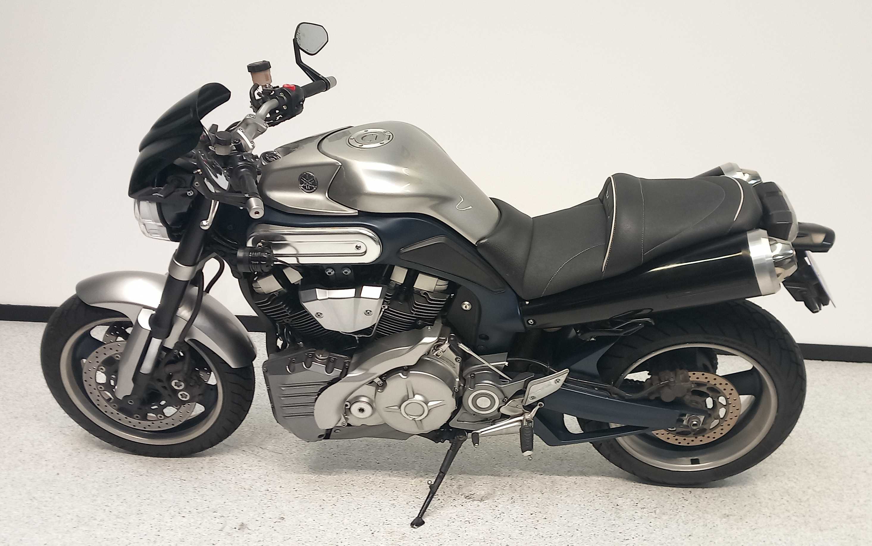 Yamaha MT-01 2005 HD vue gauche