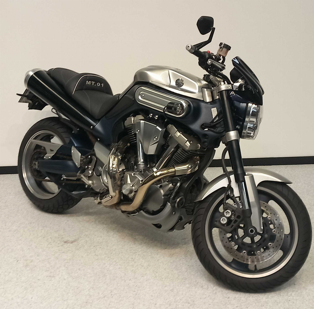 Yamaha MT-01 2005 vue 3/4 droite