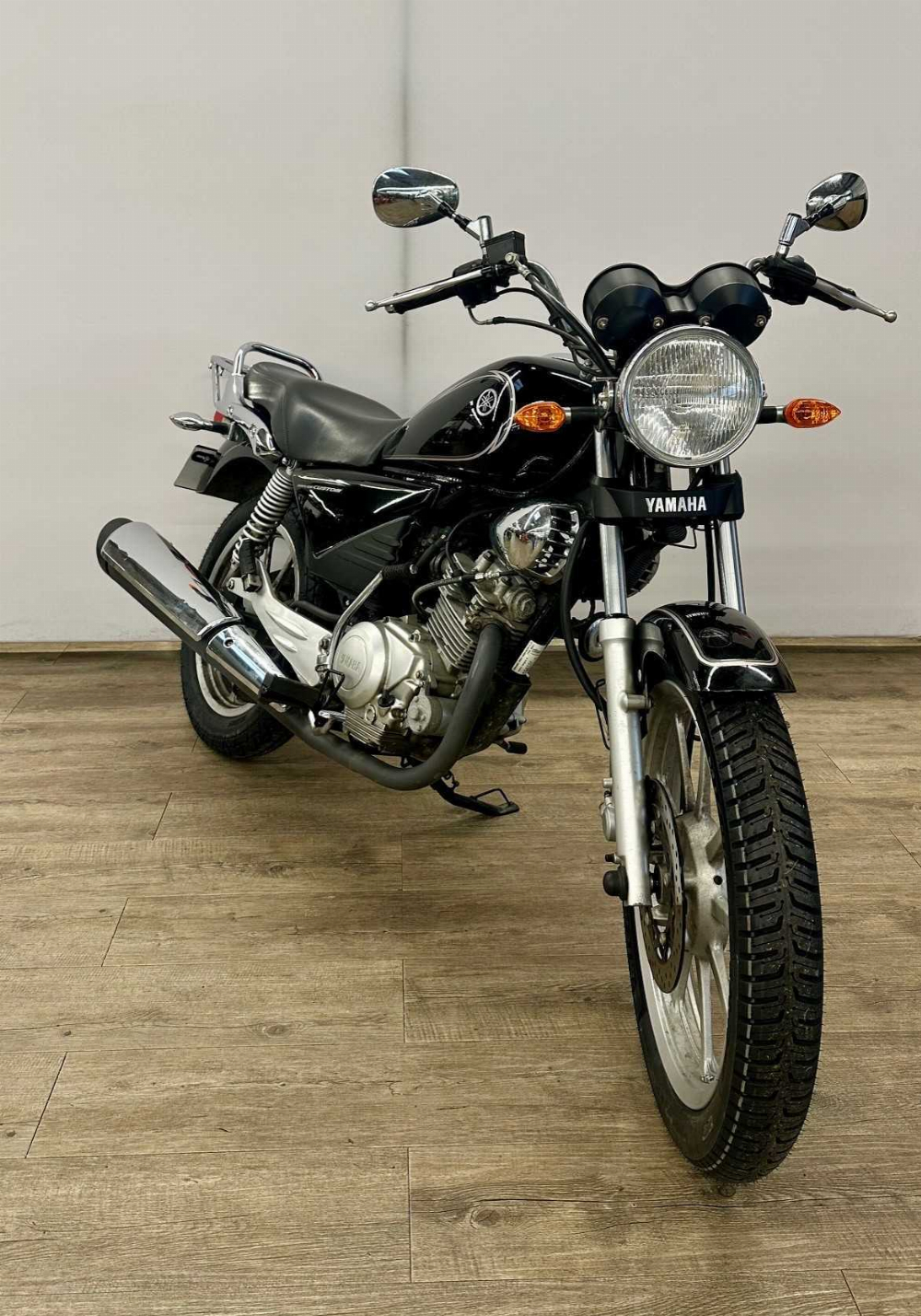 Yamaha YBR 125 Custom 2011 vue 3/4 droite