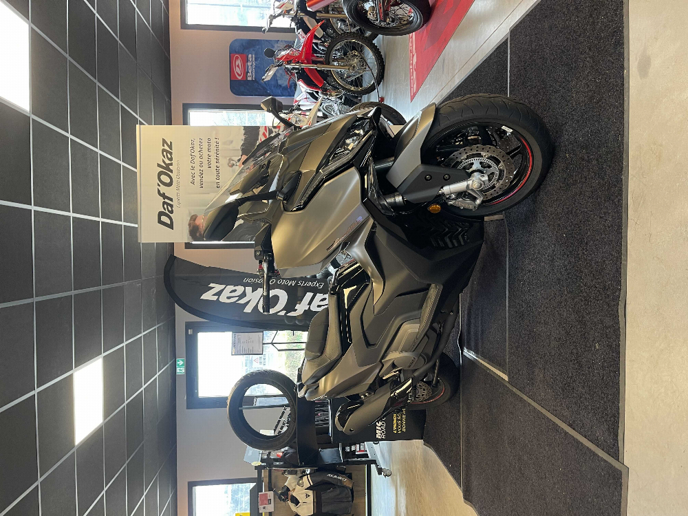 Kymco AK  PREMUIM C550 2024 vue 3/4 droite