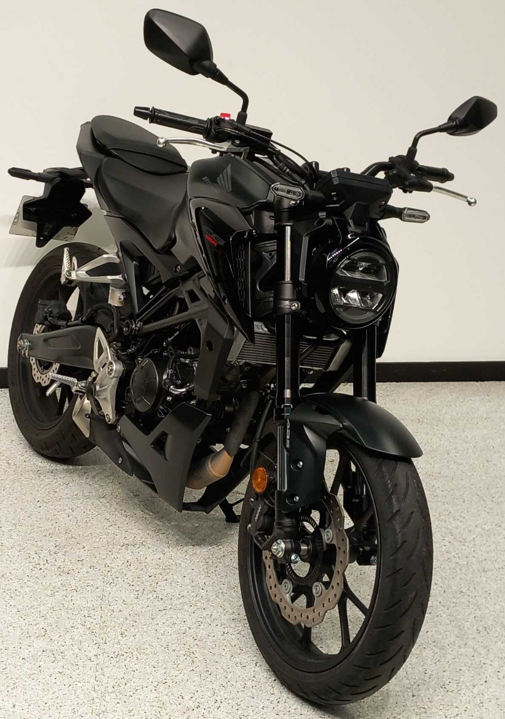 Honda CB 125 R 2023 vue 3/4 droite