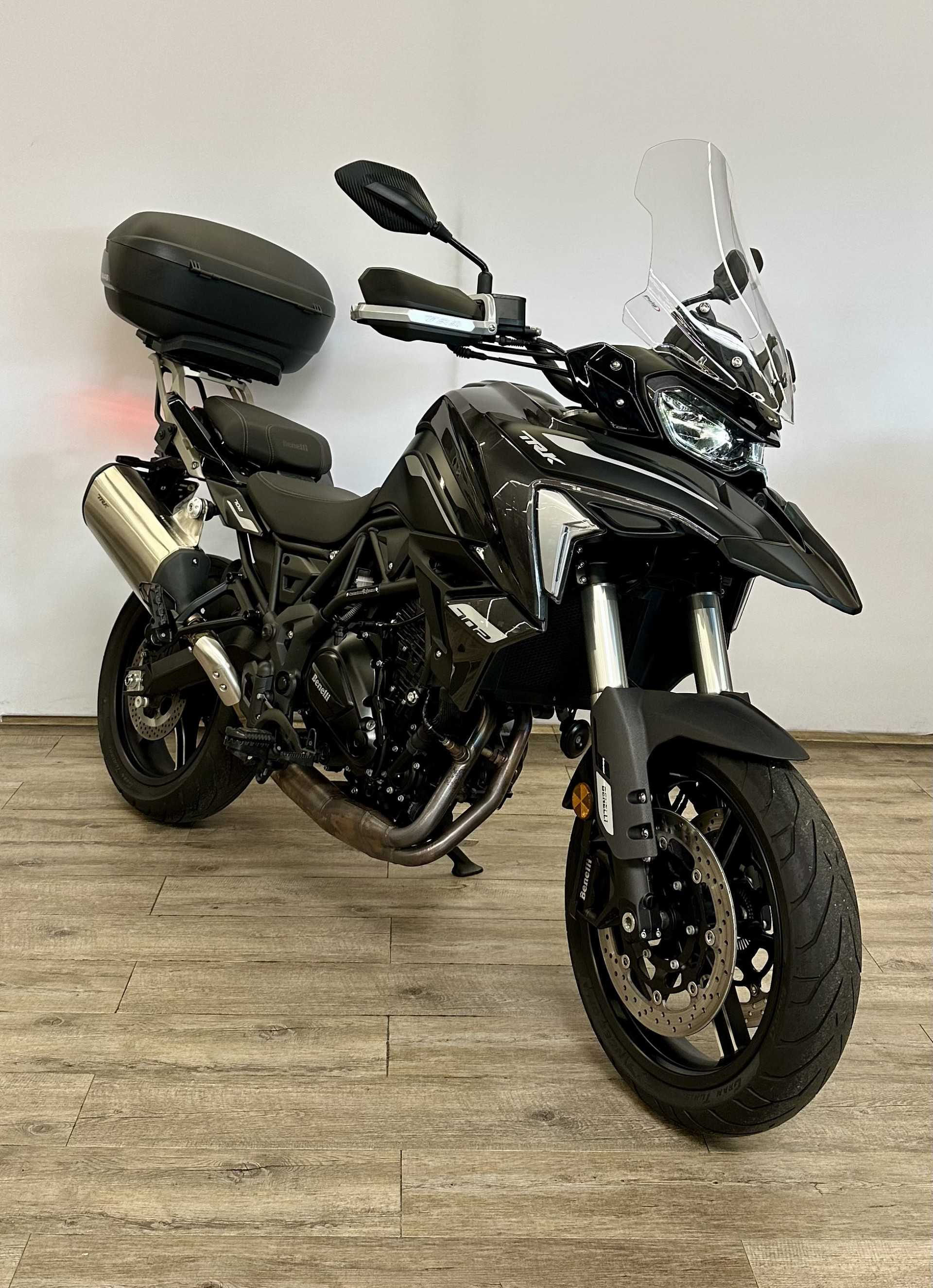 Benelli 702 TRK 702 TRK 2024 HD vue 3/4 droite