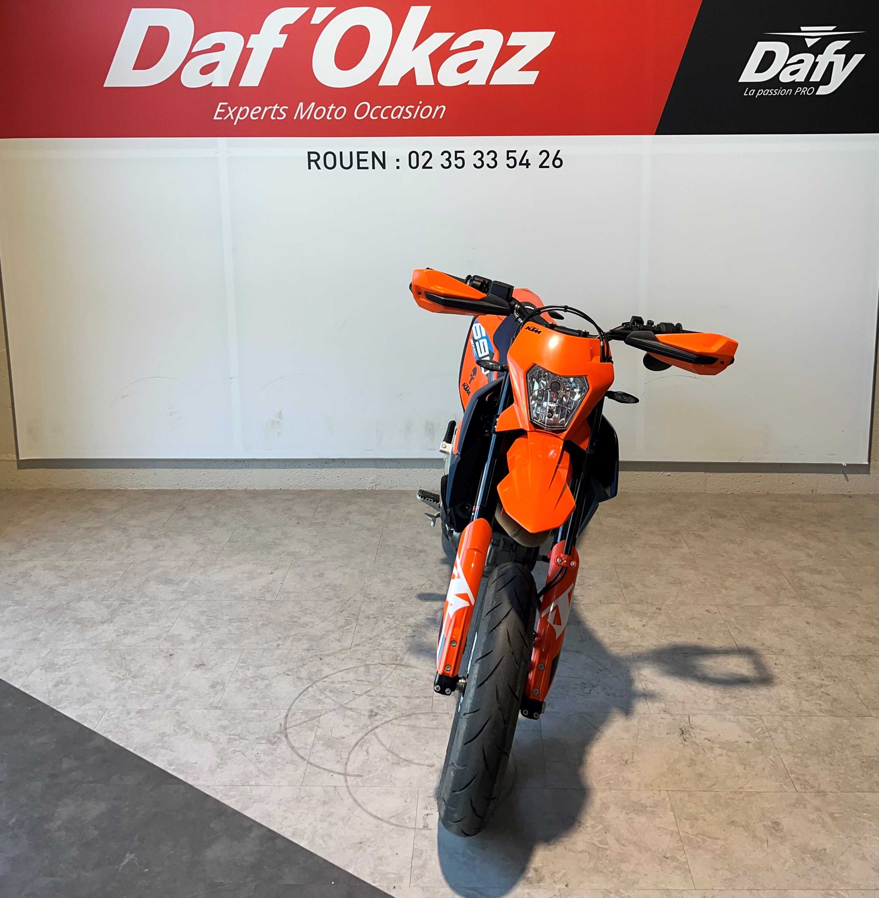 KTM 690 SMC R 2023 HD vue avant