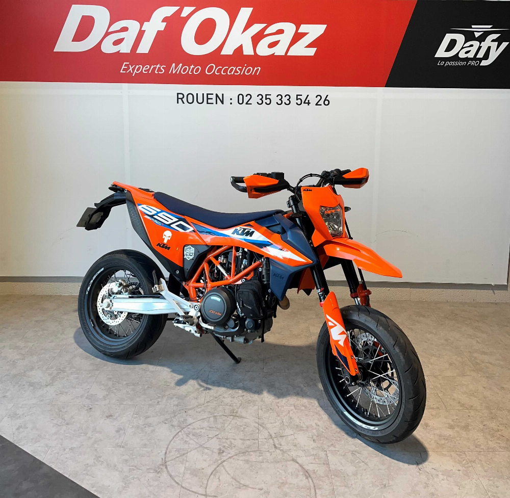 KTM 690 SMC R 2023 vue 3/4 droite