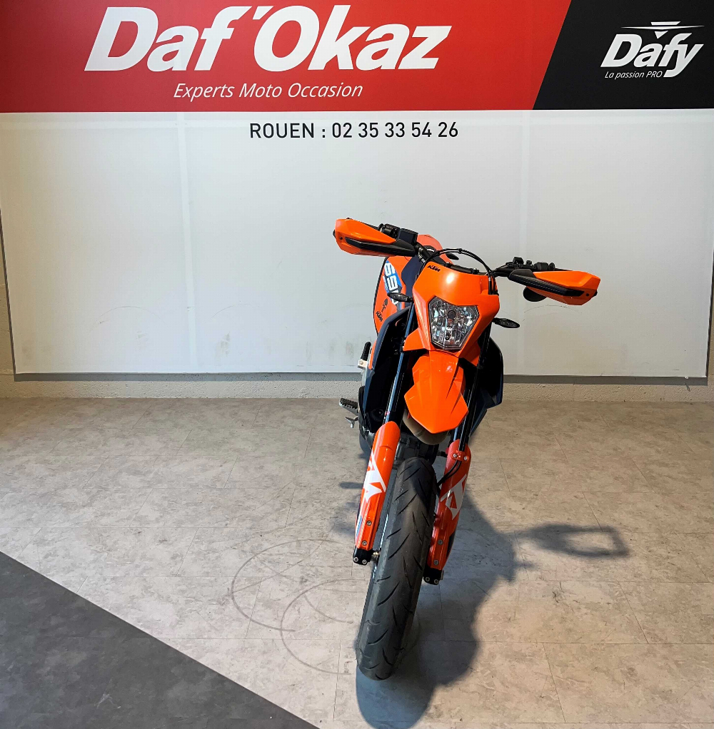 KTM 690 SMC R 2023 vue avant