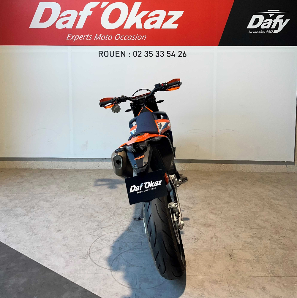 KTM 690 SMC R 2023 vue arrière