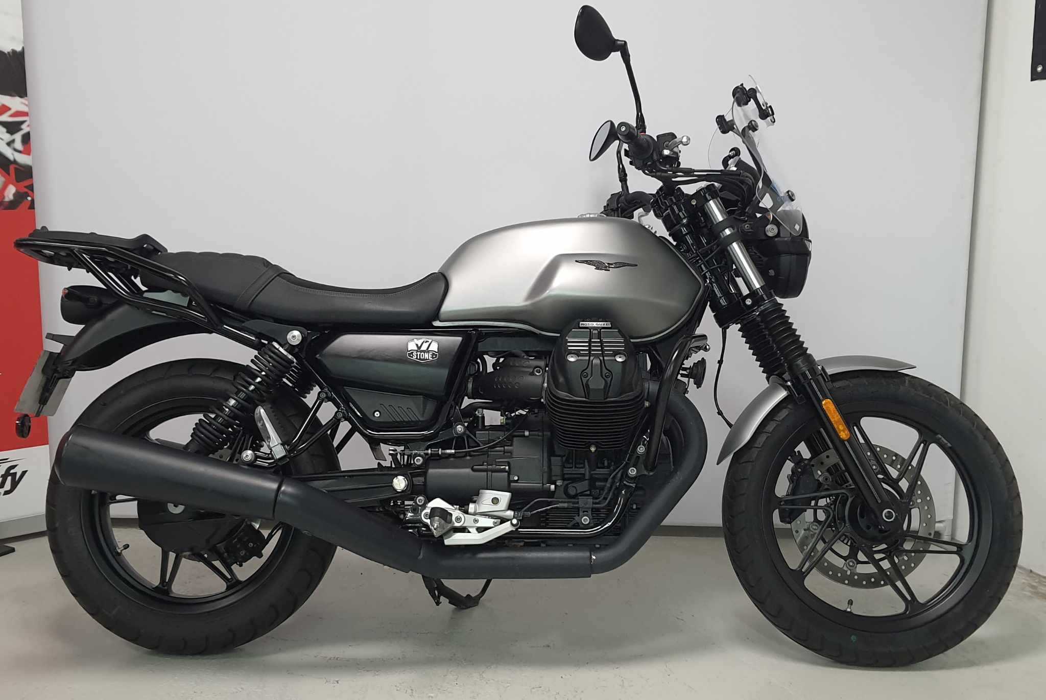 Moto Guzzi V7 STONE 850 EURO 5 V7 STONE 850 EURO 5 "GREY" 2023 HD vue gauche