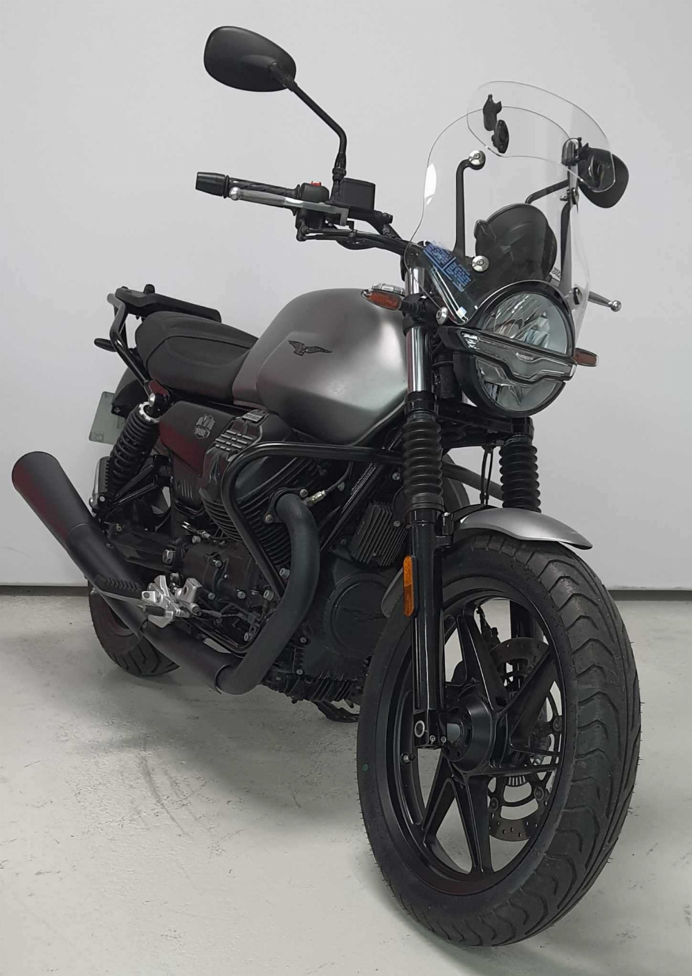 Moto Guzzi V7 STONE 850 EURO 5 V7 STONE 850 EURO 5 "GREY" 2023 vue 3/4 droite