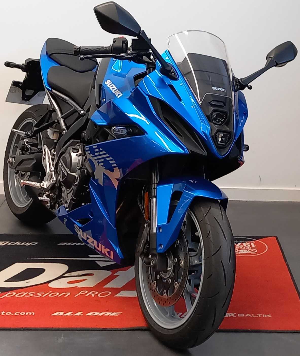 Suzuki GSX 800 8R 2024 HD vue 3/4 droite