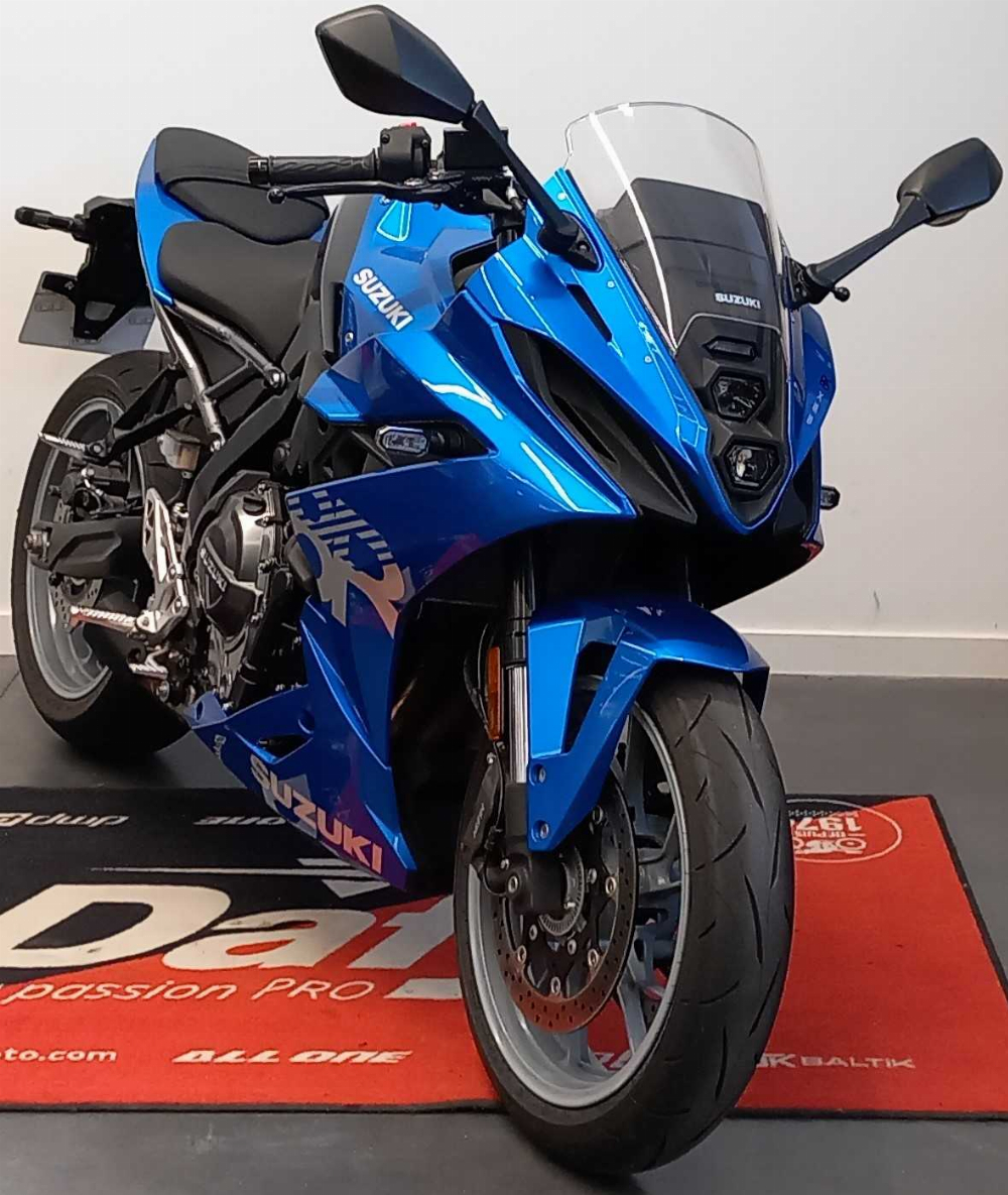 Suzuki GSX 800 8R 2024 vue 3/4 droite
