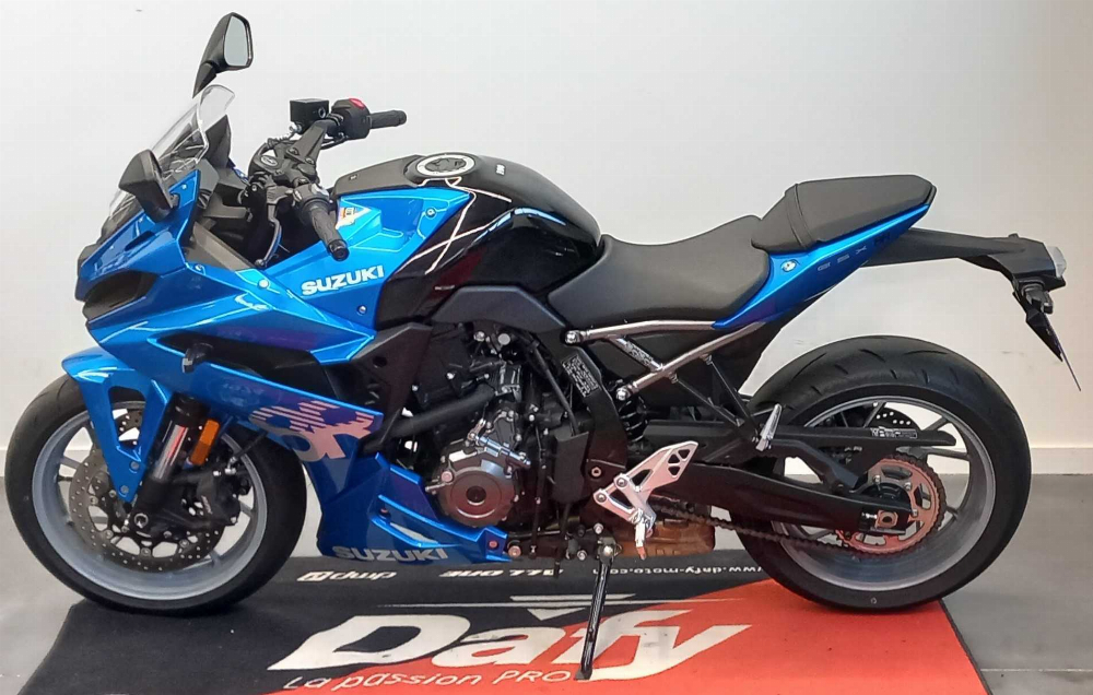 Suzuki GSX 800 8R 2024 vue gauche