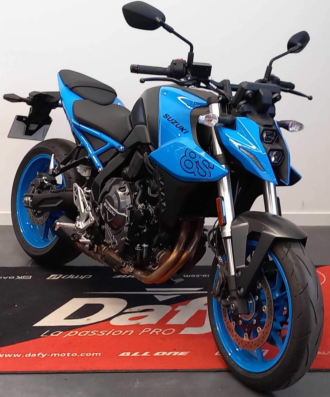 Suzuki GSX 800 8S 2024 HD vue 3/4 droite
