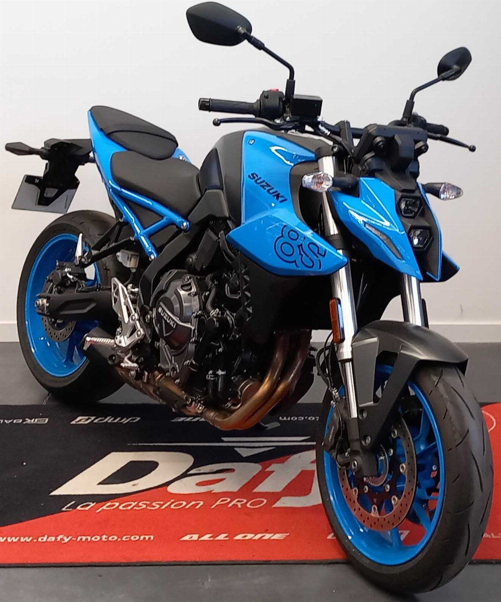 Suzuki GSX 800 8S 2024 vue 3/4 droite
