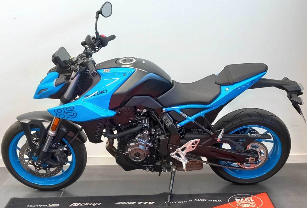 Suzuki GSX 800 8S 2024 vue gauche
