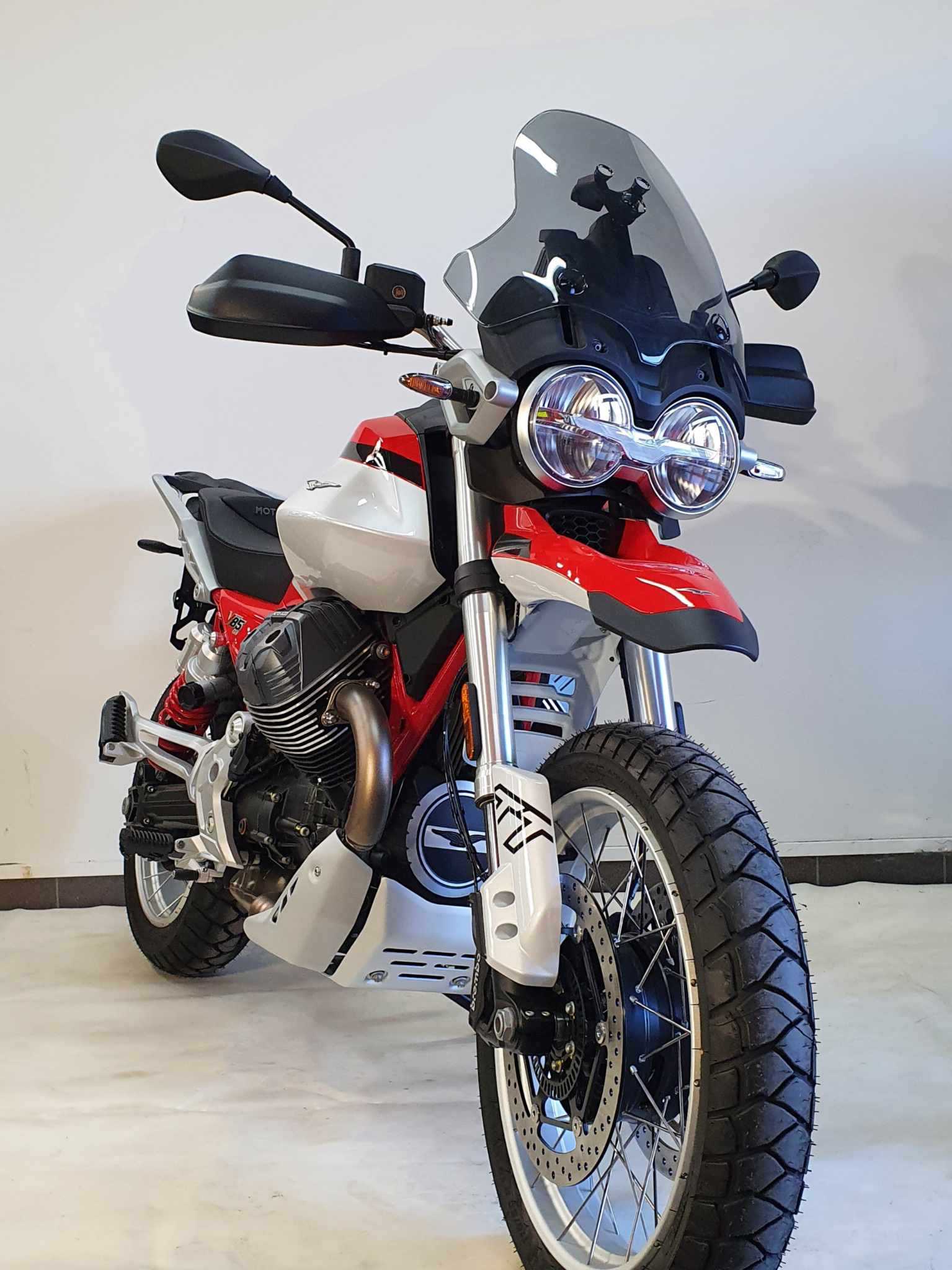 Moto Guzzi V85TT 2025 HD vue 3/4 droite